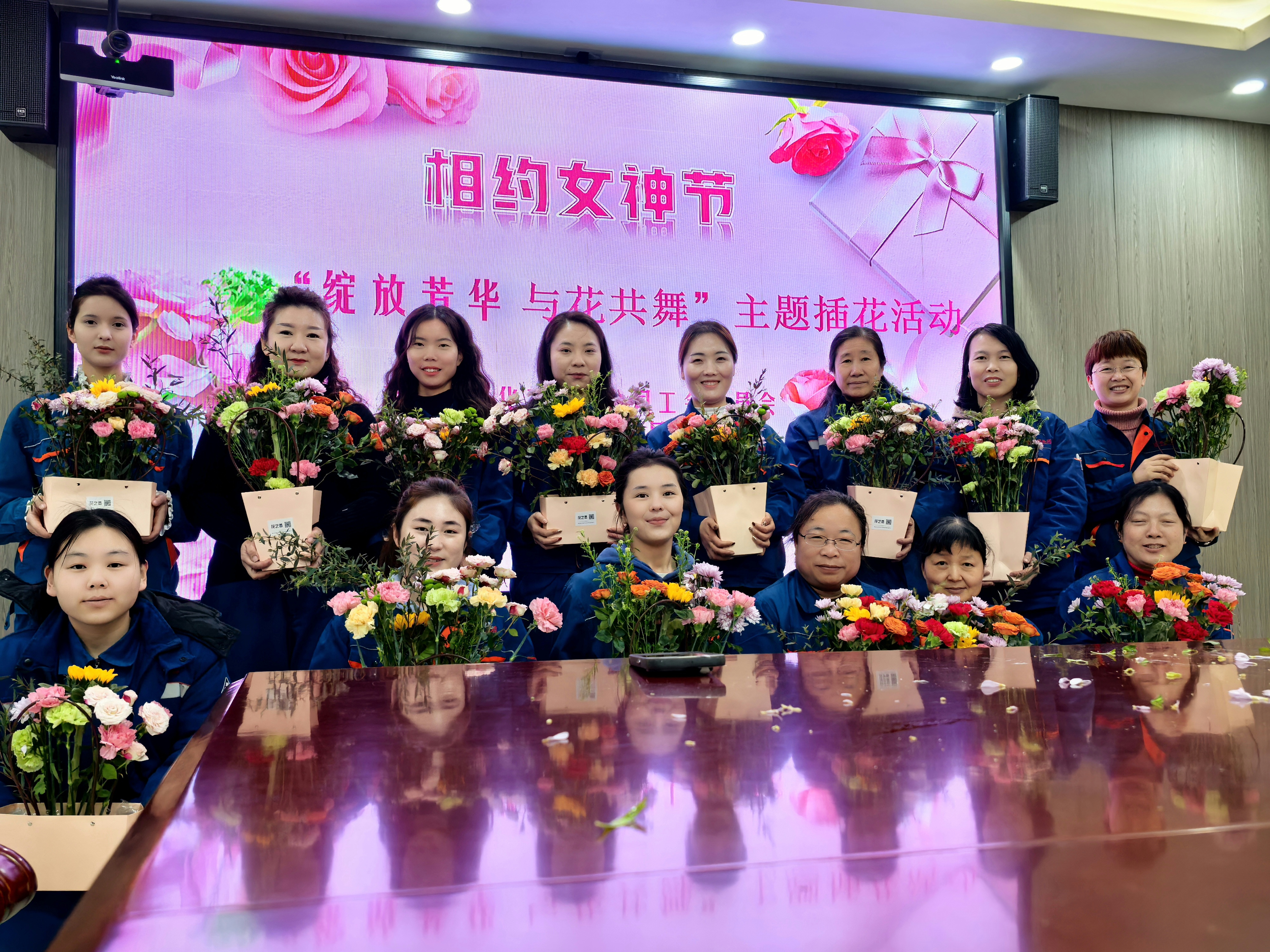 �������ഺ���뻨���衱�����½�������ʱ����������������չ�����ˡ���Ů�ڲ廨�ֹ������