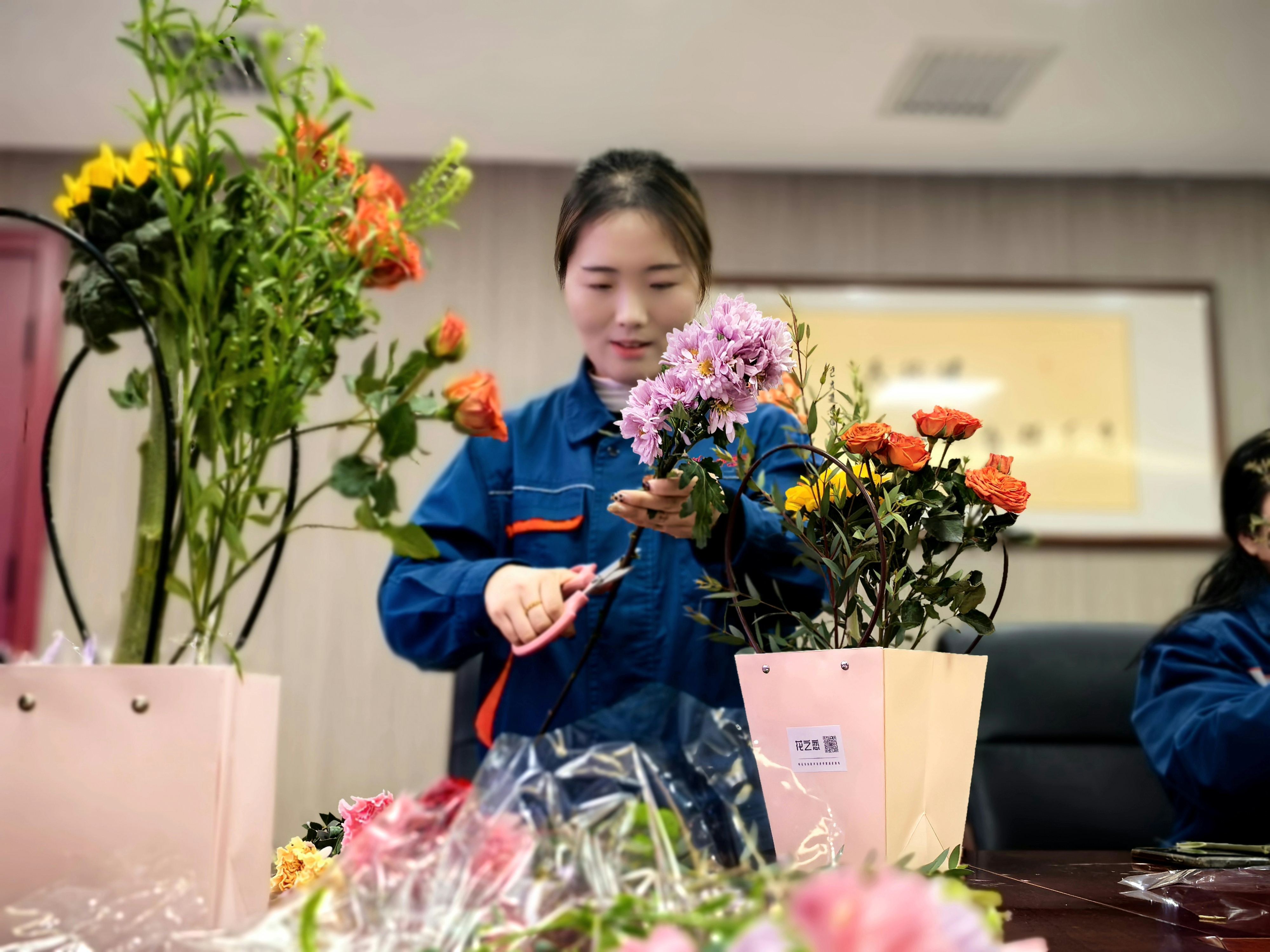 �������ഺ���뻨���衱�����½�������ʱ����������������չ�����ˡ���Ů�ڲ廨�ֹ������